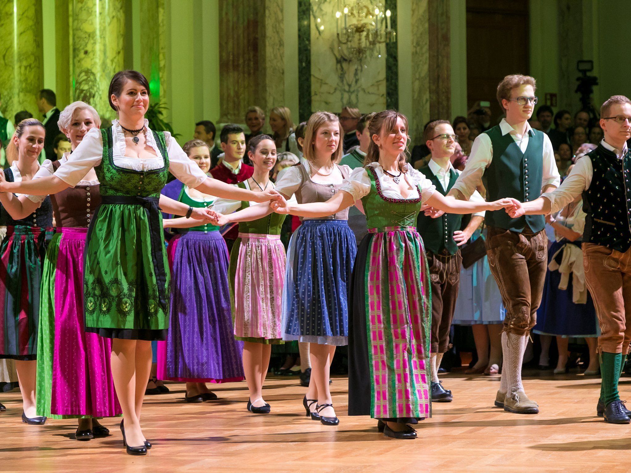 Beim Einzug zum Steirerball 2017