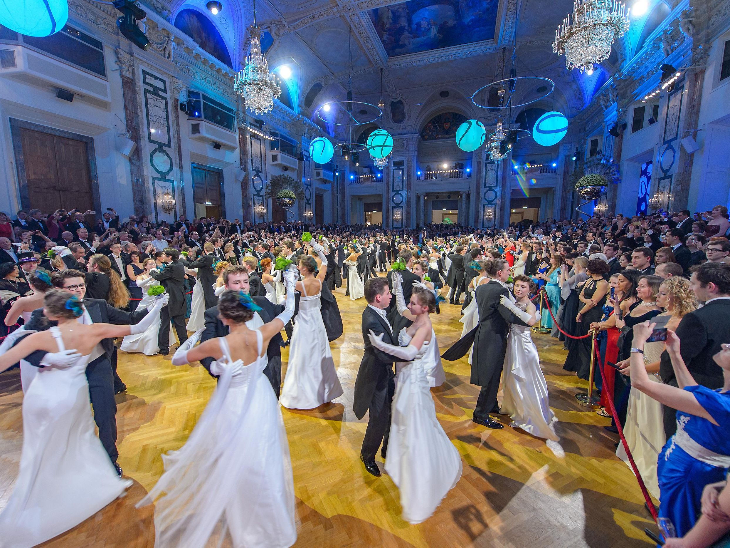 In der hofburg wurde ins neue Jahr getanzt. In der hofburg wurde ins neue Jahr getanzt.