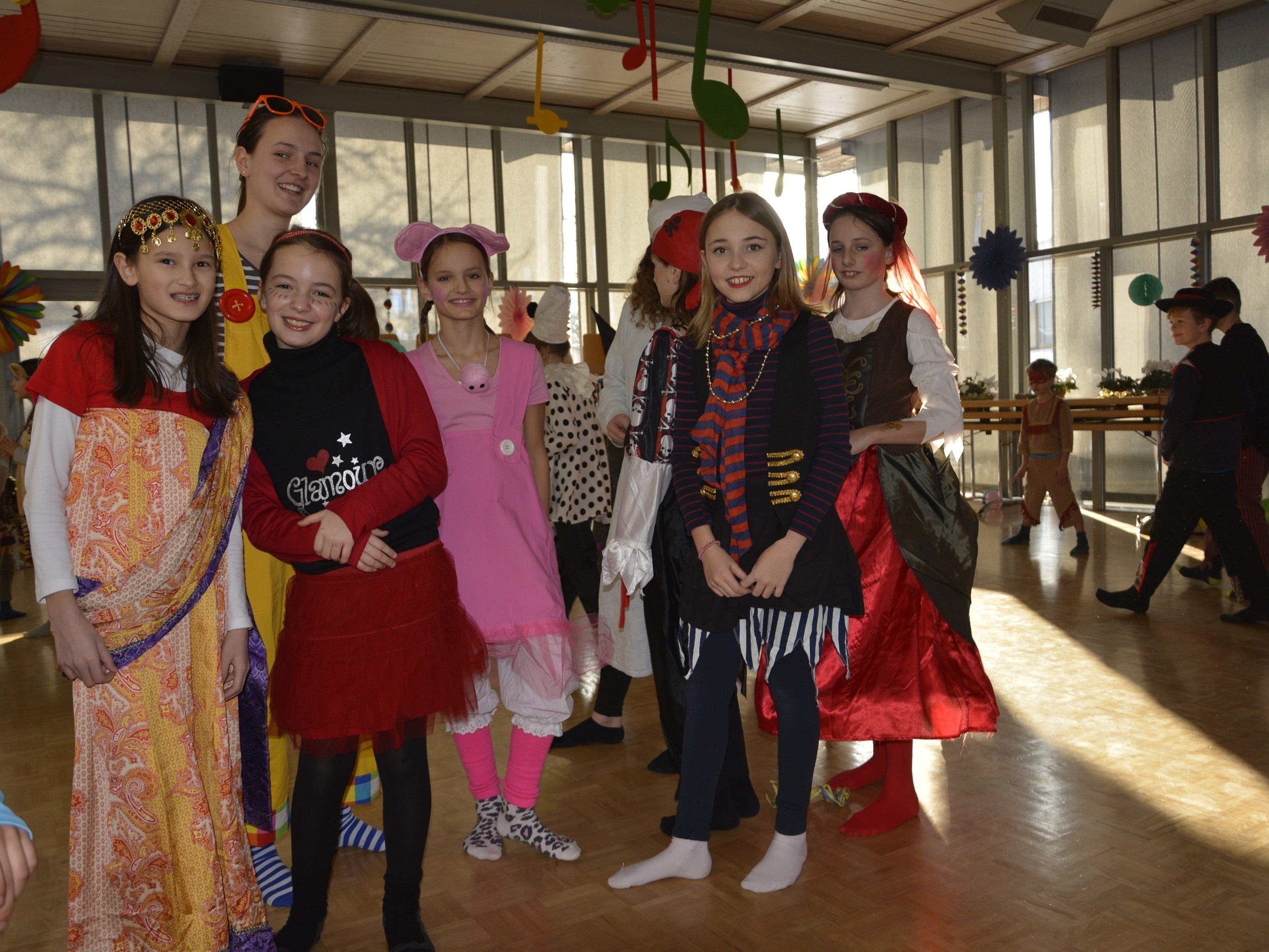 In originelle Kostüme schlüpften die Kinder für ihren Faschingsball im Pfarrheim Hatlerdorf.