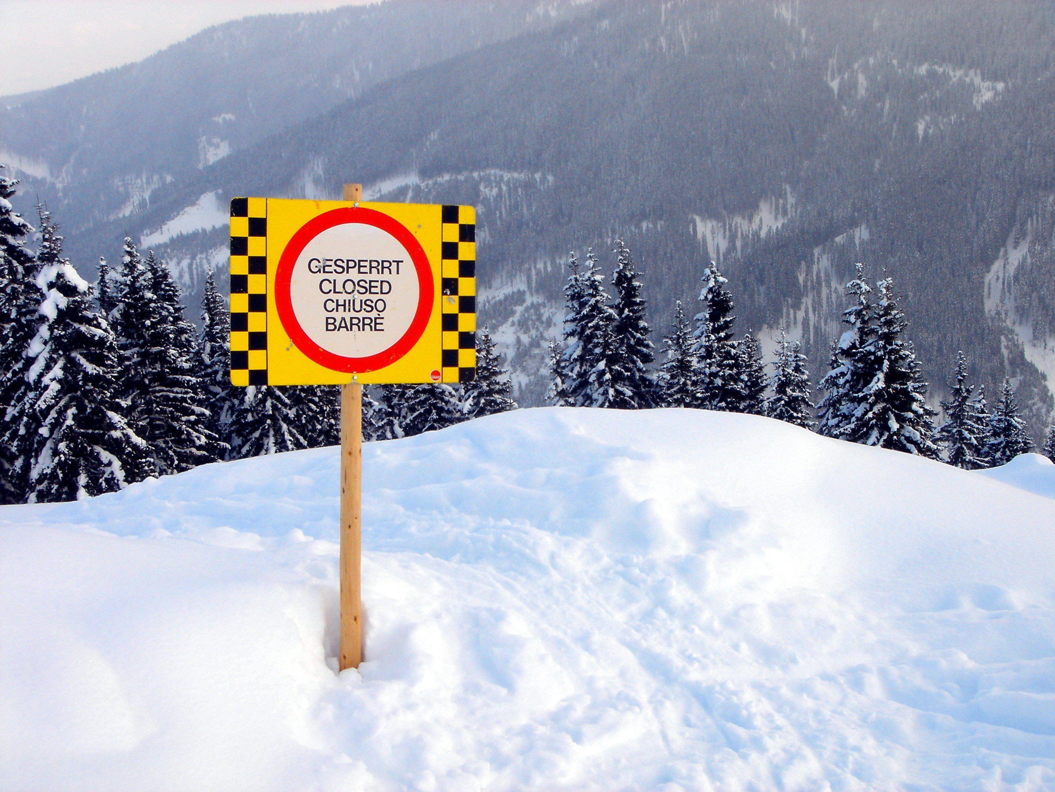 Trotz erhöhter Lawinenwarnstufe fahren immer wieder Skifahrer in Tiefschneehänge ein.