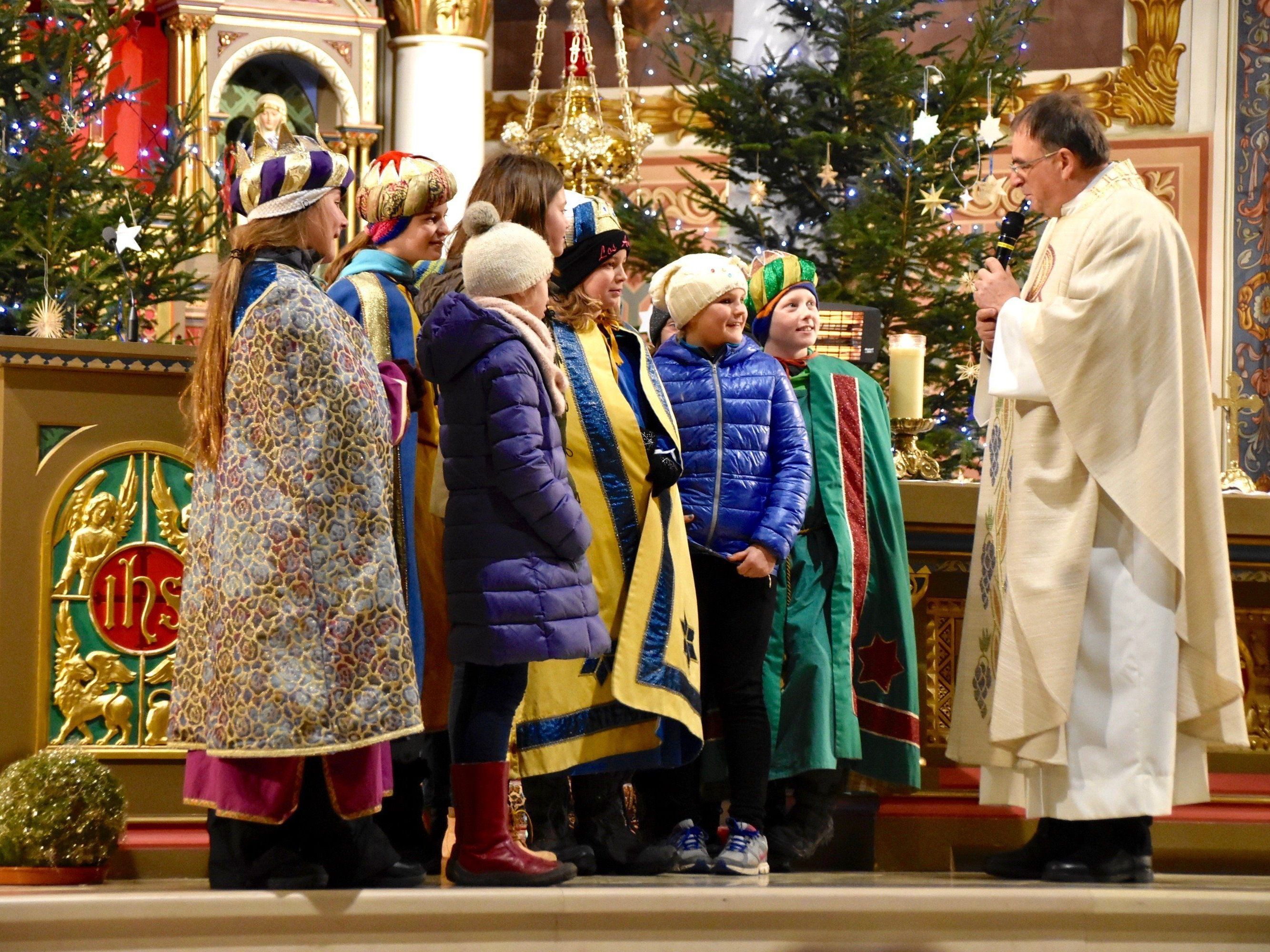 Bei der Liturgiefeier ermutigte Pfarrer Tinkhauser die Firmkandidaten, Christus in ihr Herz einzulassen und für ihn Zeugnis abzulegen. Bei der Liturgiefeier ermutigte Pfarrer Tinkhauser die Firmkandidaten, Christus in ihr Herz einzulassen und für ihn Zeugnis abzulegen.