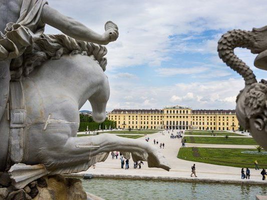 Die Ausstellung zeigt Begegnungen mit alten Statuen "auf Augenhöhe".