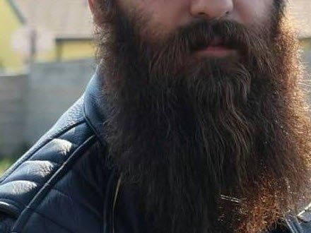 Sein Bart ist der ganze Stolz des 33-jährigen Wiener Polizisten Sein Bart ist der ganze Stolz des 33-jährigen Wiener Polizisten
