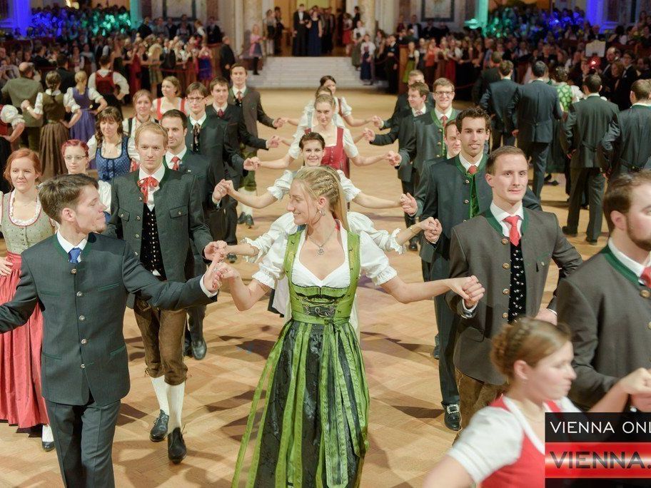 Fröhliches Feiern in Tracht am BOKU Ball.