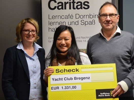 Heike Böhler und Bertold Bischof vom Yachtclub Bregenz bei der Scheckübergabe an Julia Ha von der youngCaritas. Heike Böhler und Bertold Bischof vom Yachtclub Bregenz bei der Scheckübergabe an Julia Ha von der youngCaritas.