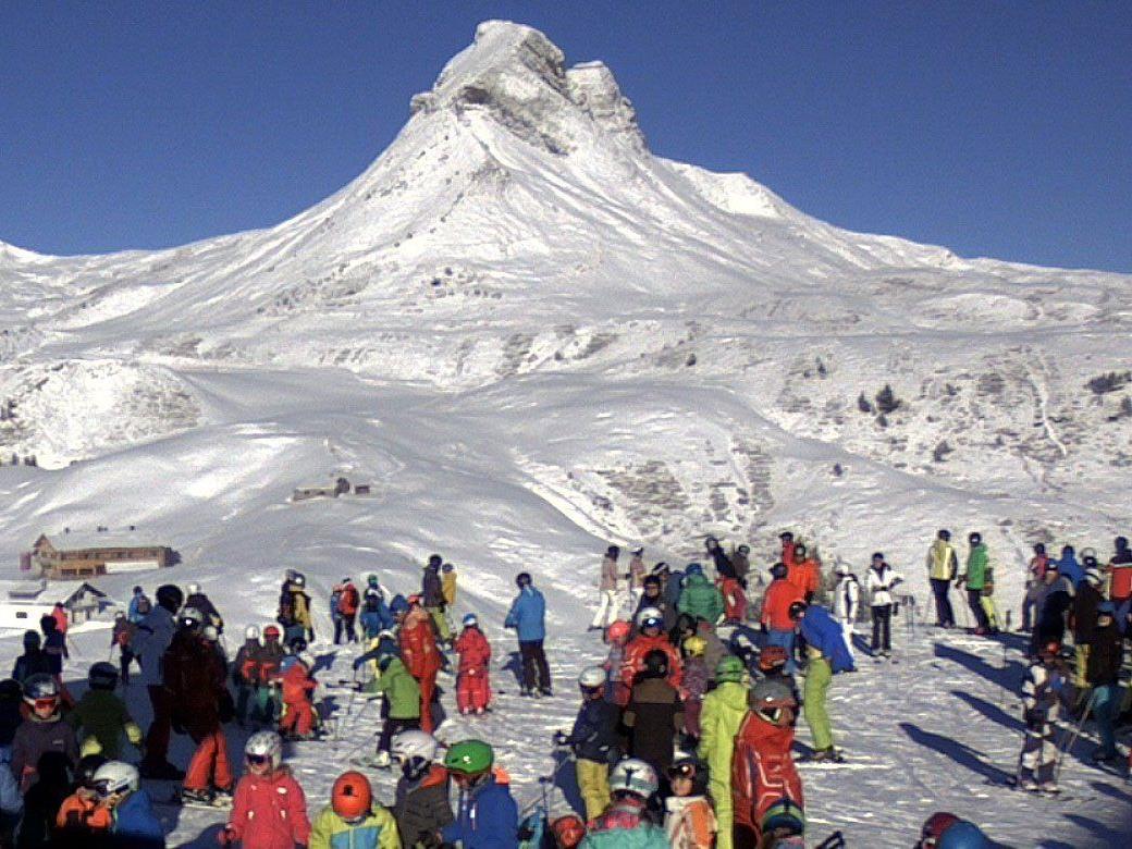 Begeisterte Wintersportler tummeln sich im Skigebiet Damüls.