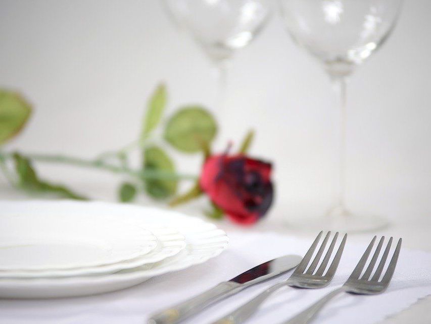 Ideen für einen romantisch-aufregenden Abend zu zweit. Ideen für einen romantisch-aufregenden Abend zu zweit.