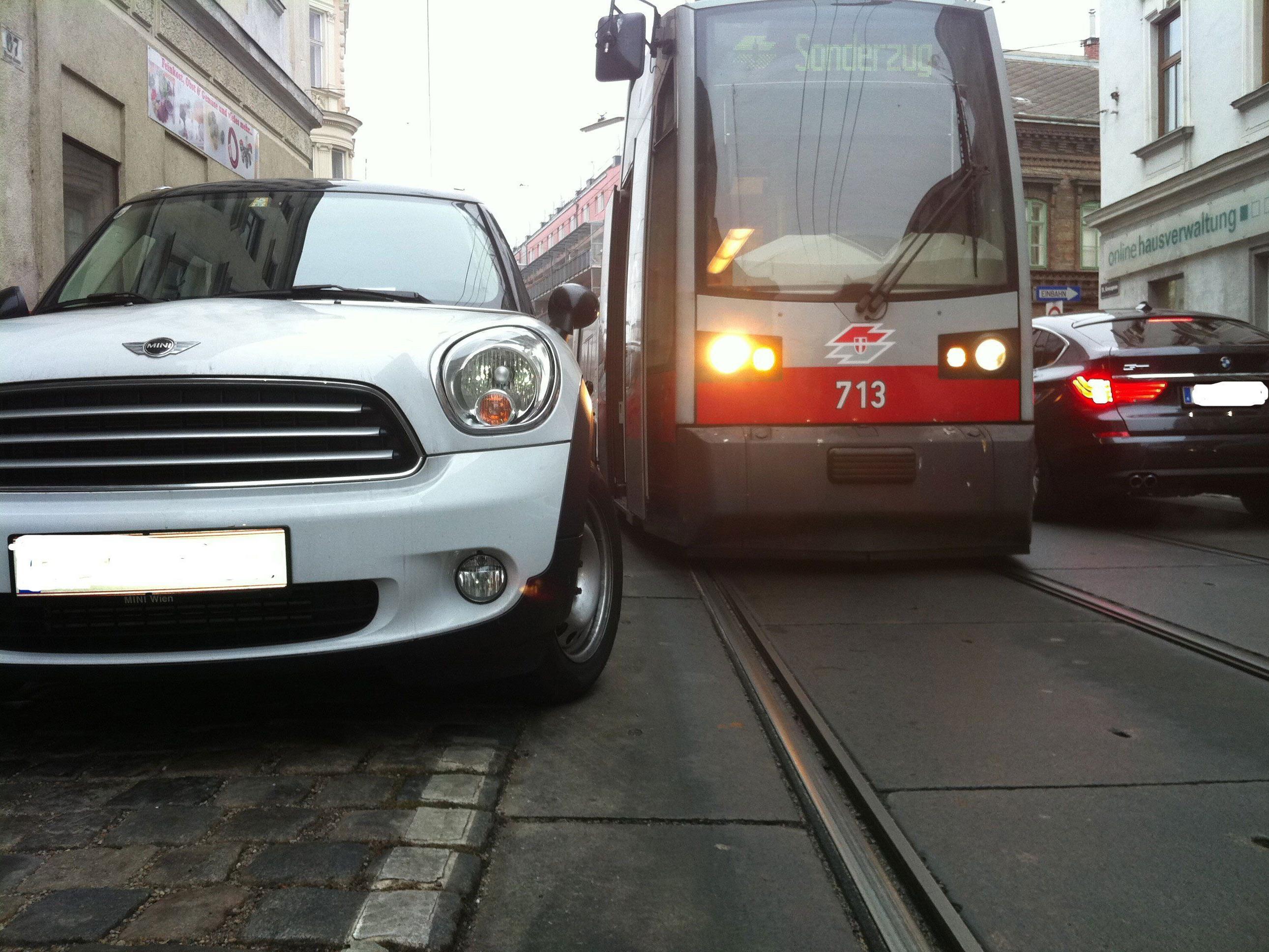 Wenige Zentimeter reichen: Ein Falschparker in der Kreuzgasse hindert eine Straßenbahn an der Weiterfahrt