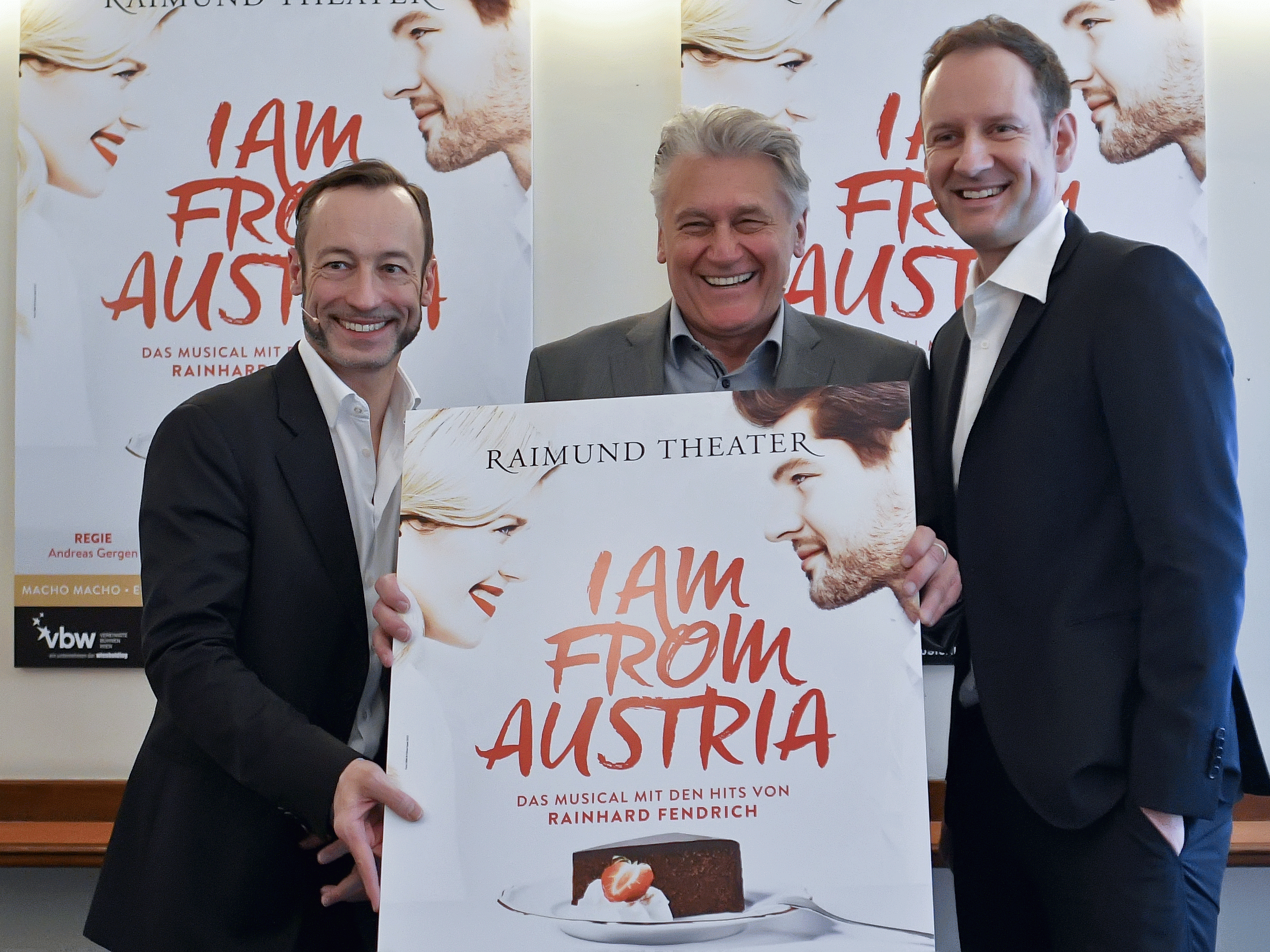 (L-R): Vereinigte Bühnen Wien (VBW) Intendant Christian Struppeck, Musiker Reinhard Fendrich und Autor Titus Hoffman (L-R): Vereinigte Bühnen Wien (VBW) Intendant Christian Struppeck, Musiker Reinhard Fendrich und Autor Titus Hoffman