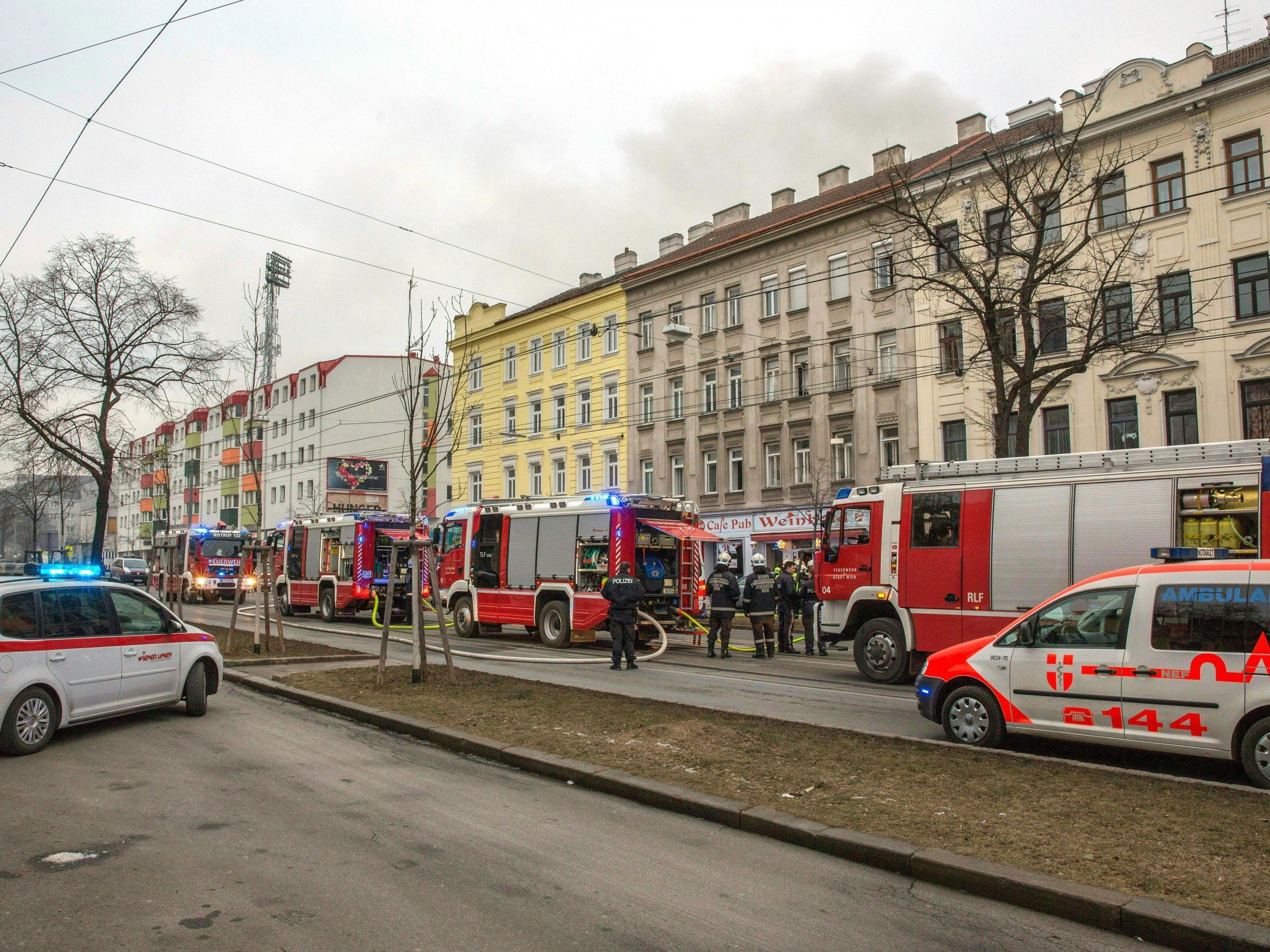 Einsatzkräfte auf der Hernalser Hauptstraße, wo sich eine Gasexplosion ereignet hat