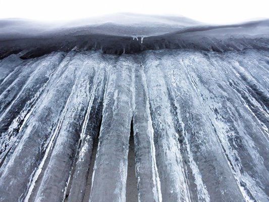 Der kräftige Eisregen kann zu massiven Eisablagerungen auf Straßen, Gehwegen, Bäumen und Stromleitungen führen. Der kräftige Eisregen kann zu massiven Eisablagerungen auf Straßen, Gehwegen, Bäumen und Stromleitungen führen.