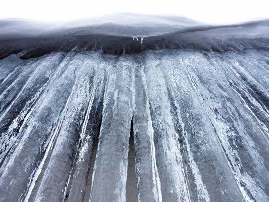 Der kräftige Eisregen kann zu massiven Eisablagerungen auf Straßen, Gehwegen, Bäumen und Stromleitungen führen.