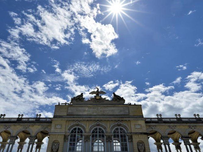 Die Gloriette präsentiert sich bald wieder in ihrer ganzen Schönheit. Die Gloriette präsentiert sich bald wieder in ihrer ganzen Schönheit.