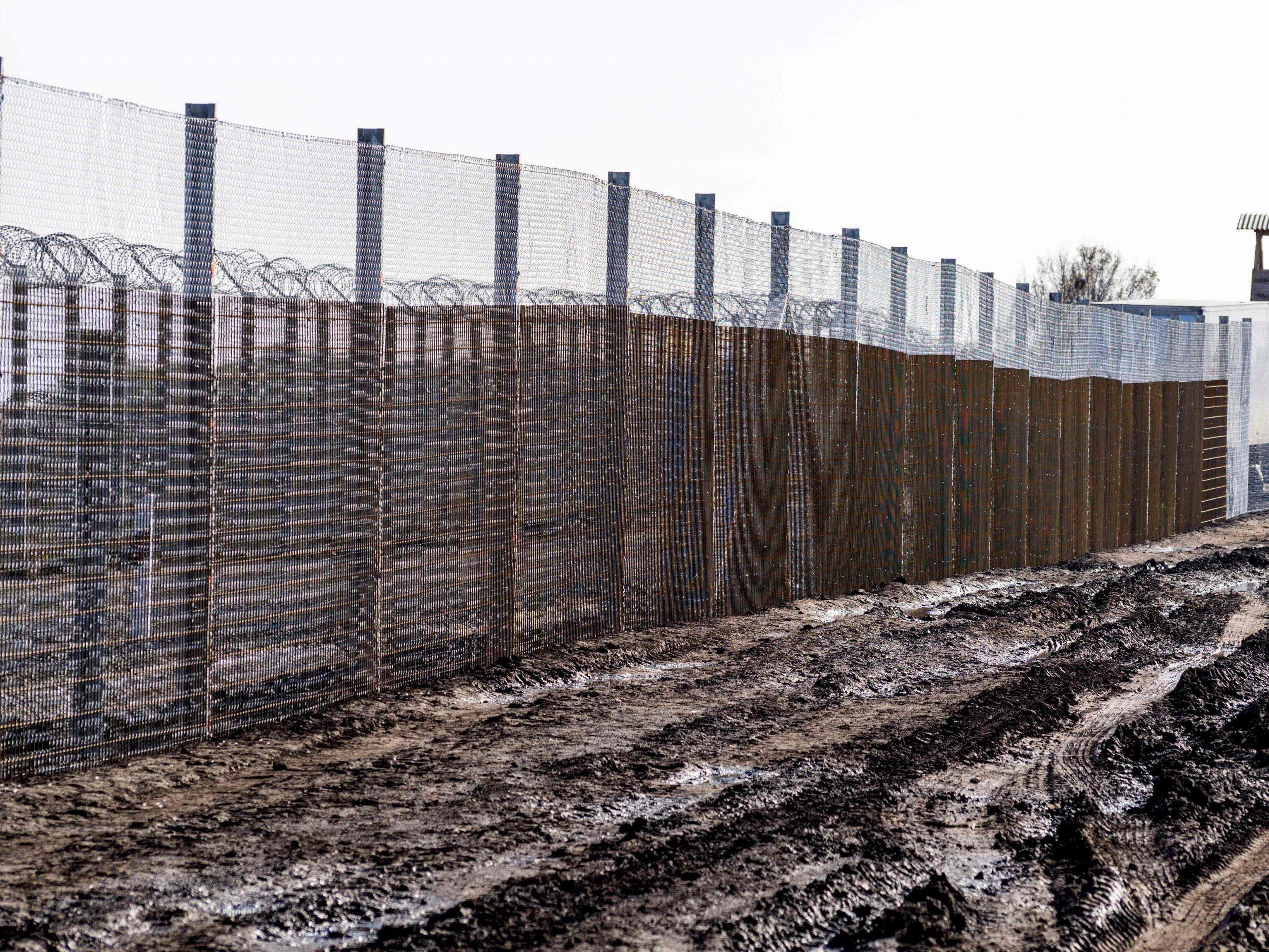An der ungarisch-serbischen Grenze am Grenzübergang Röszke klickten die Handschellen