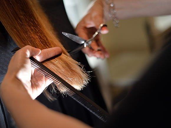 Mit "Hair Dusting" soll man kaputte Haarspitzen loswerden, ohne an Länge zu verlieren.