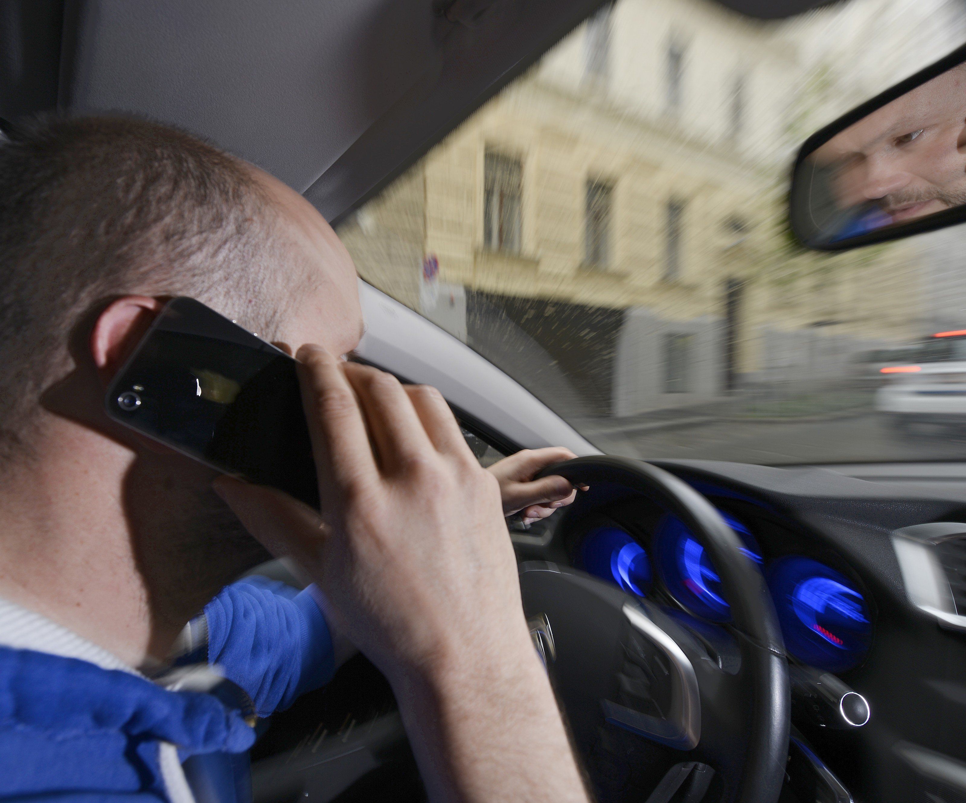 Wer das Handy am Steuer nutzt und sich nicht anschnallt, kann nun mittels Radarfoto gestraft werden Wer das Handy am Steuer nutzt und sich nicht anschnallt, kann nun mittels Radarfoto gestraft werden