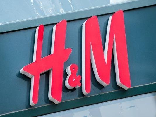 In allen H&M-Filialen kann wieder gesammelte Kleidung abgegeben werden.
