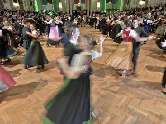 Die Gäste tanzten beim 96. Jägerball durch eine rauschende Ballnacht.