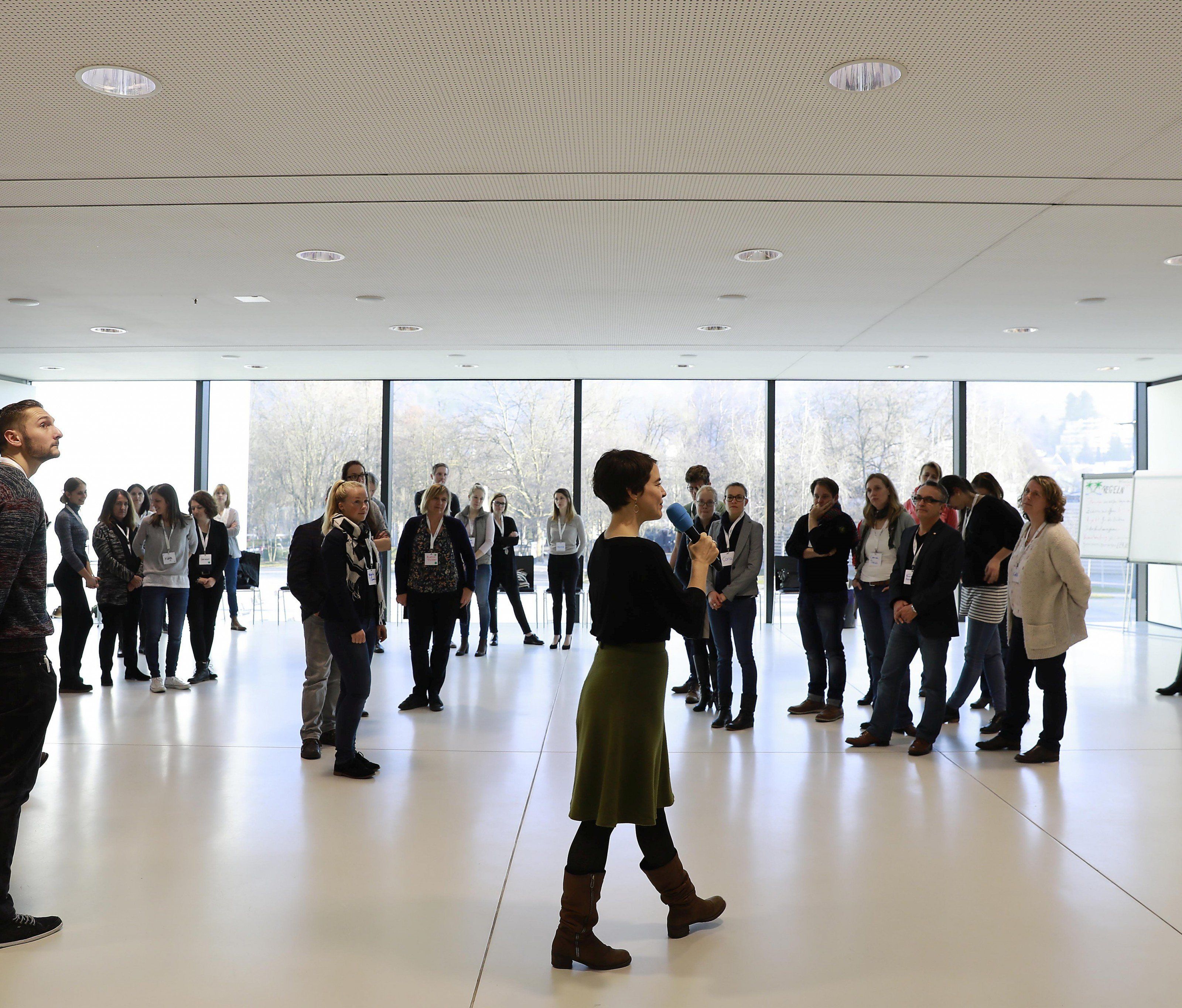 Erstkontakt in zweierlei Hinsicht: Beim allerersten micelab:experts in Bregenz lernen die Teilnehmer einander kennen.