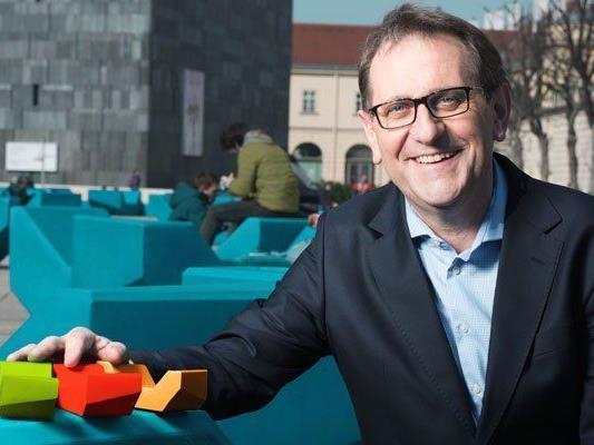 MQ-Direktor Christian Strasser lädt zum Voting über die Farbe der neuen MQ Hofmöbel ein