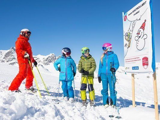 Verhaltensregeln für Skifahrer und Snowboarder auf allen Pisten. Verhaltensregeln für Skifahrer und Snowboarder auf allen Pisten.
