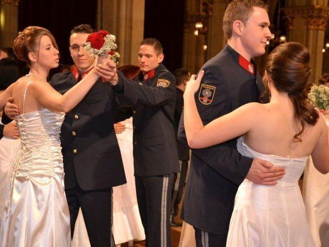 Die Polizei tanzt im Rathaus auf. Die Polizei tanzt im Rathaus auf.