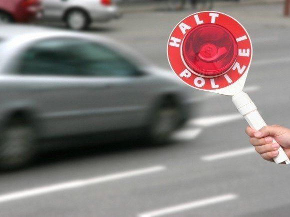 Der Lenker raste durch Wien und widersetzte sich einer polizeilichen Anhaltung Der Lenker raste durch Wien und widersetzte sich einer polizeilichen Anhaltung