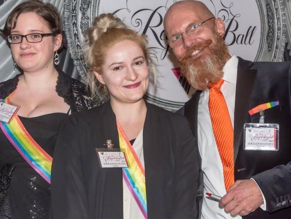 Besucher beim 20. Wiener Regenbogenball Besucher beim 20. Wiener Regenbogenball