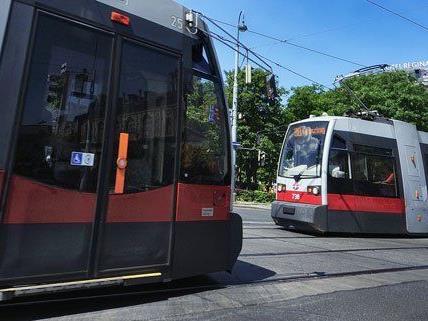 Eine Straßenbahngarnitur der Wiener Linien wurde von einem Unbekannten beschossen.