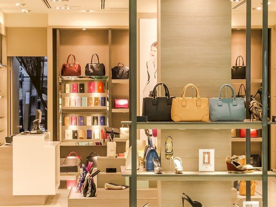 Nach wie vor gehen viele gerne ins Geschäft zum Shoppen. Nach wie vor gehen viele gerne ins Geschäft zum Shoppen.