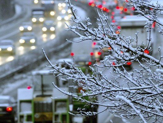 Drei Unfälle auf der offenbar eisglatten Nordbrücke sorgten für enorme Verzögerungen. Drei Unfälle auf der offenbar eisglatten Nordbrücke sorgten für enorme Verzögerungen.