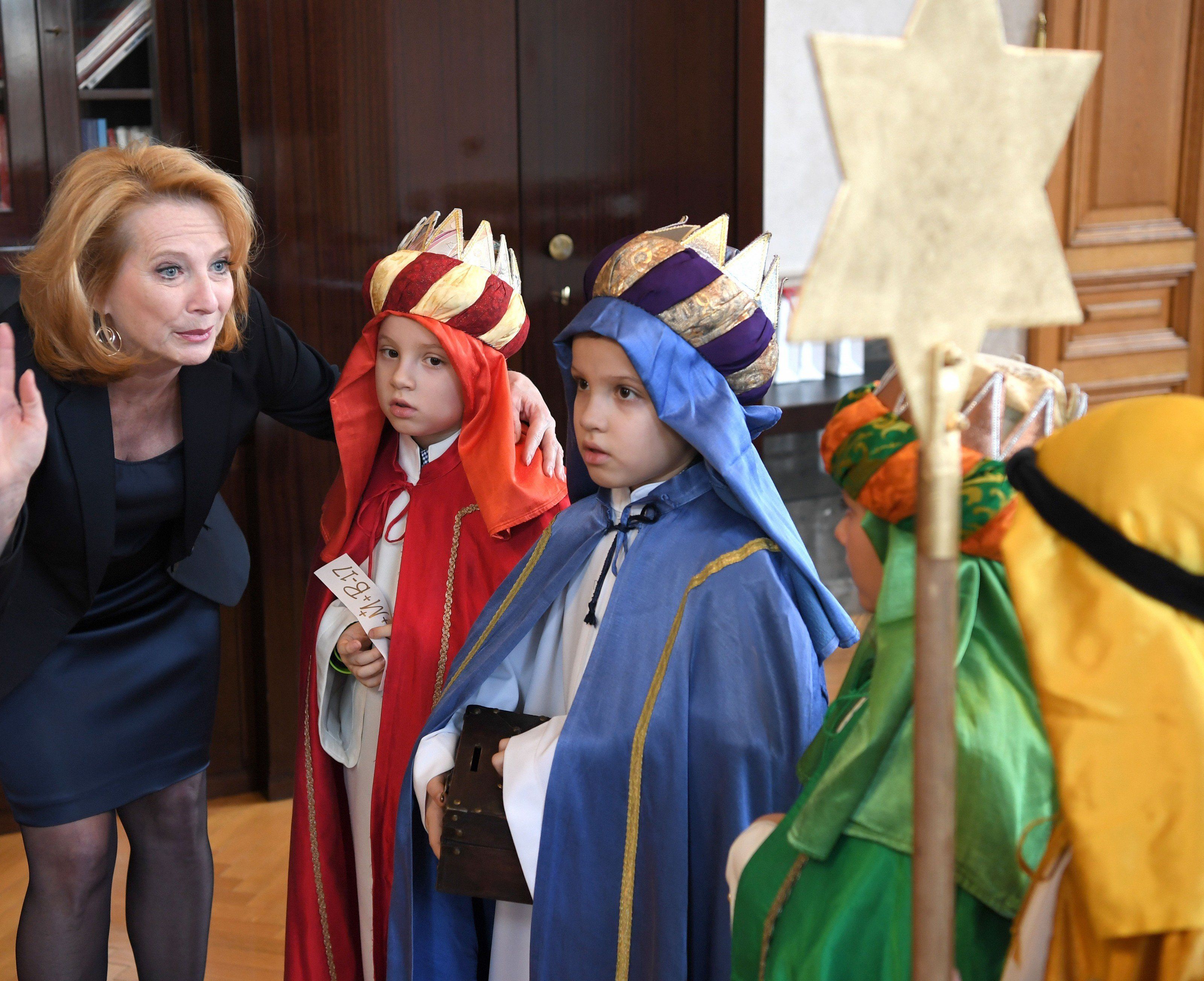 Eine Gruppe Sternsinger bei einem Besuch bei Nationalratspräsidentin Doris Bures am Mittwoch im Parlament