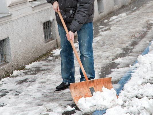 Weil ein Anrainer in der Brigittenau mit Schneeräumarbeiten nicht einverstanden war, zückte er ein Fleischmesser. Weil ein Anrainer in der Brigittenau mit Schneeräumarbeiten nicht einverstanden war, zückte er ein Fleischmesser.