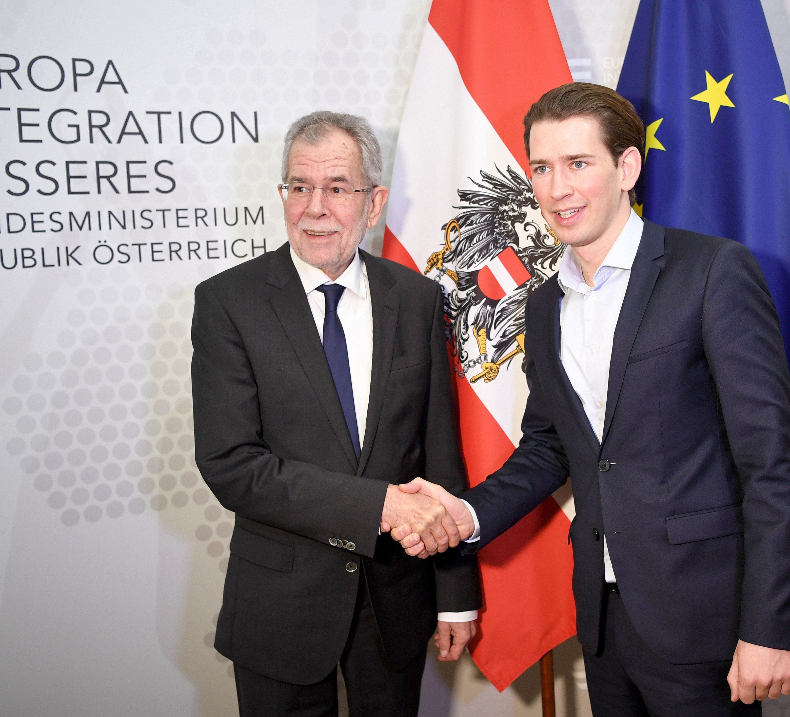 Der designierte Bundespräsident Alexander Van der Bellen (l.) und AM Sebastian Kurz im Rahmen eines Arbeitsgespräches am Freitag Der designierte Bundespräsident Alexander Van der Bellen (l.) und AM Sebastian Kurz im Rahmen eines Arbeitsgespräches am Freitag