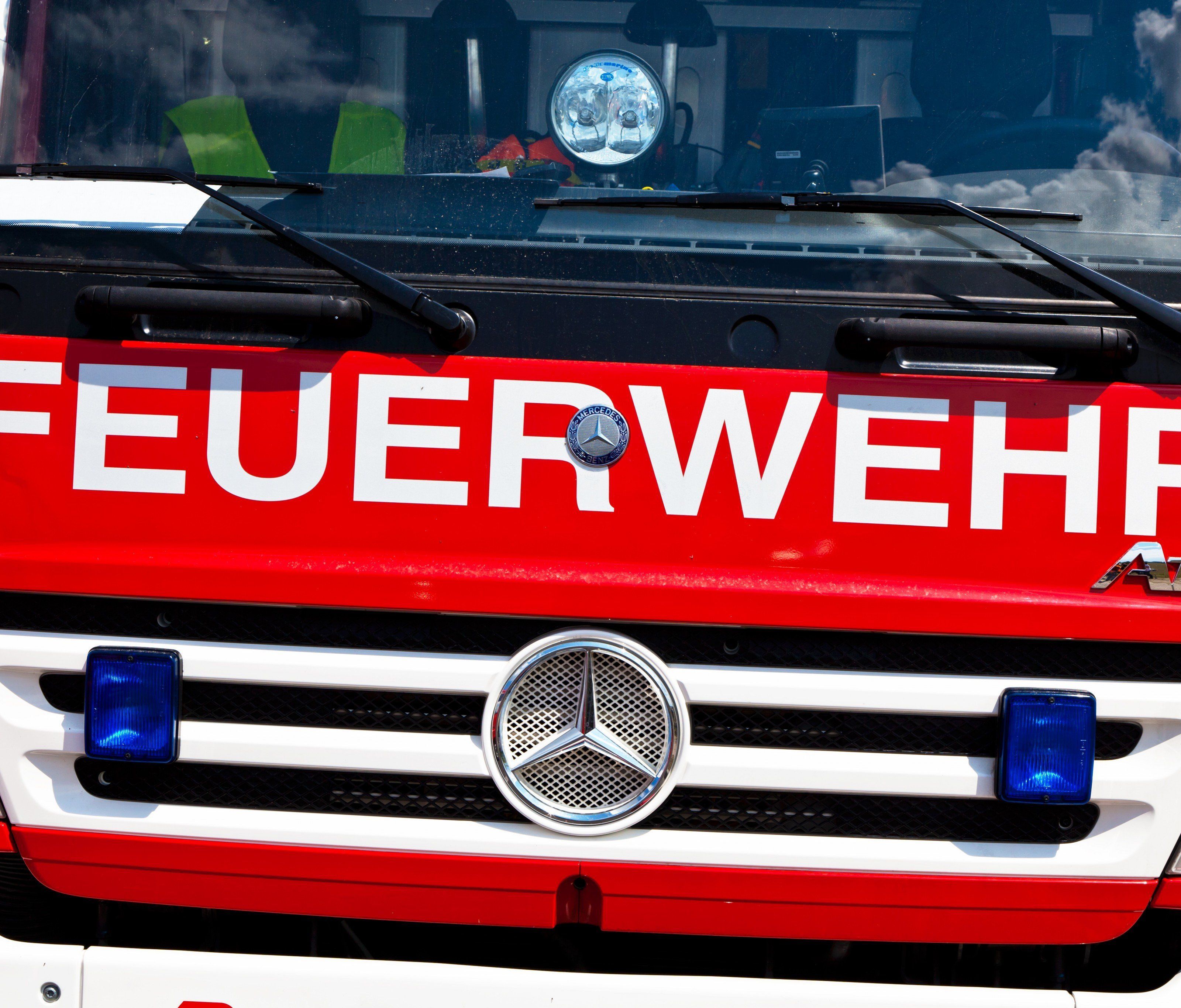 Beim Eintreffen der Feuerwehr stand das Gebäude bereit in Vollbrand. Beim Eintreffen der Feuerwehr stand das Gebäude bereit in Vollbrand.