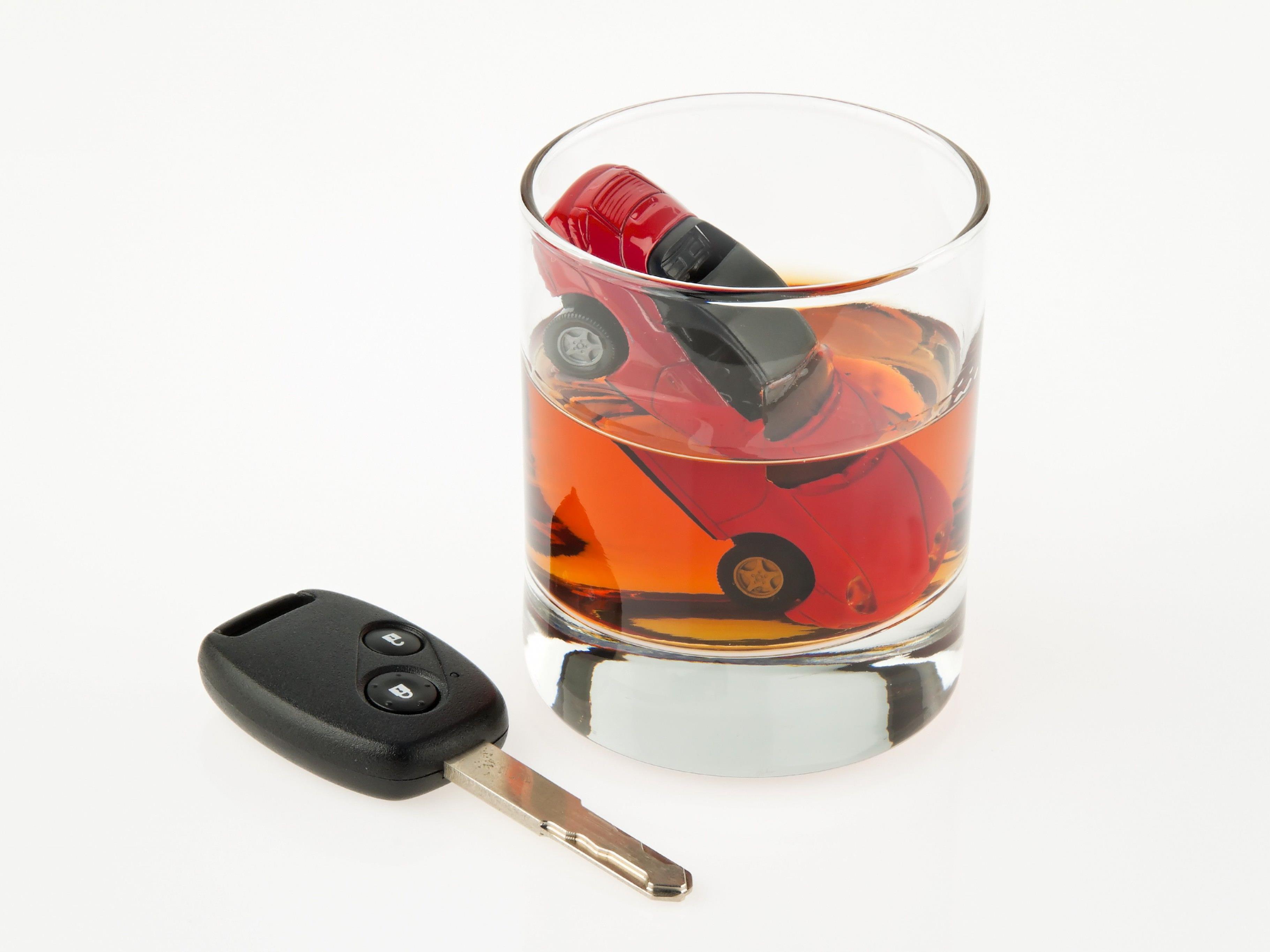 Alkohol und Autofahren verträgt sich nicht.