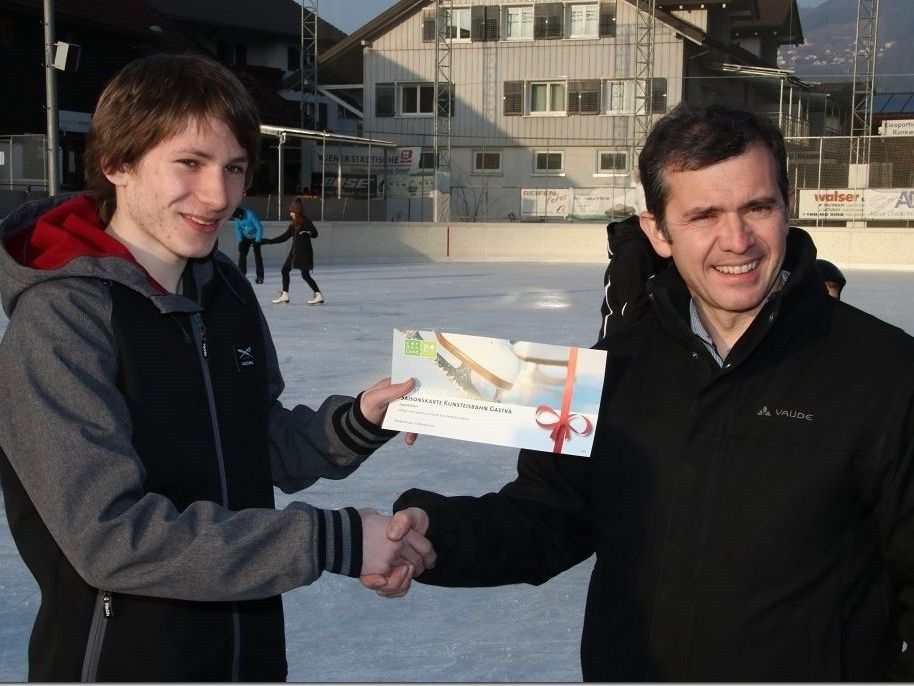 Rankweiler Bürgermeister Martin Summer überreicht Marcel Schöner eine Saisonkarte Rankweiler Bürgermeister Martin Summer überreicht Marcel Schöner eine Saisonkarte