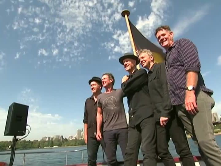 15 Jahre nach ihrer offiziellen Auflösung hat die australische Rockband „Midnight Oil“ ihr Comeback und eine Welttournee angekündigt. 15 Jahre nach ihrer offiziellen Auflösung hat die australische Rockband „Midnight Oil“ ihr Comeback und eine Welttournee angekündigt.