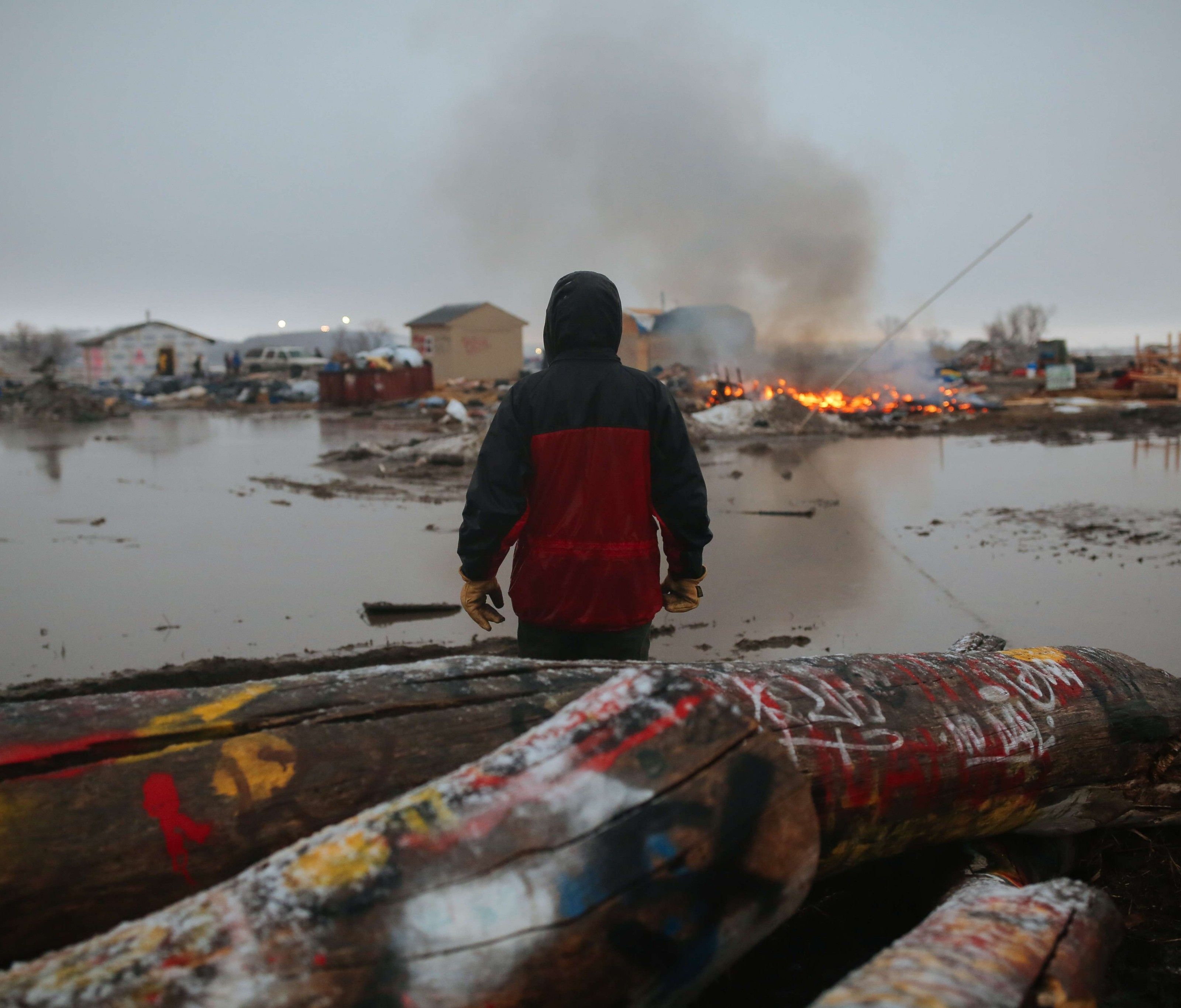 Die Bewohner eines Protestcamps gegen einen geplanten Pipelinebau in North Dakota setzten das Camp in Brand, bevor die von örtlichen Sicherheitkräften geräumt werden konnten. Die Bewohner eines Protestcamps gegen einen geplanten Pipelinebau in North Dakota setzten das Camp in Brand, bevor die von örtlichen Sicherheitkräften geräumt werden konnten.