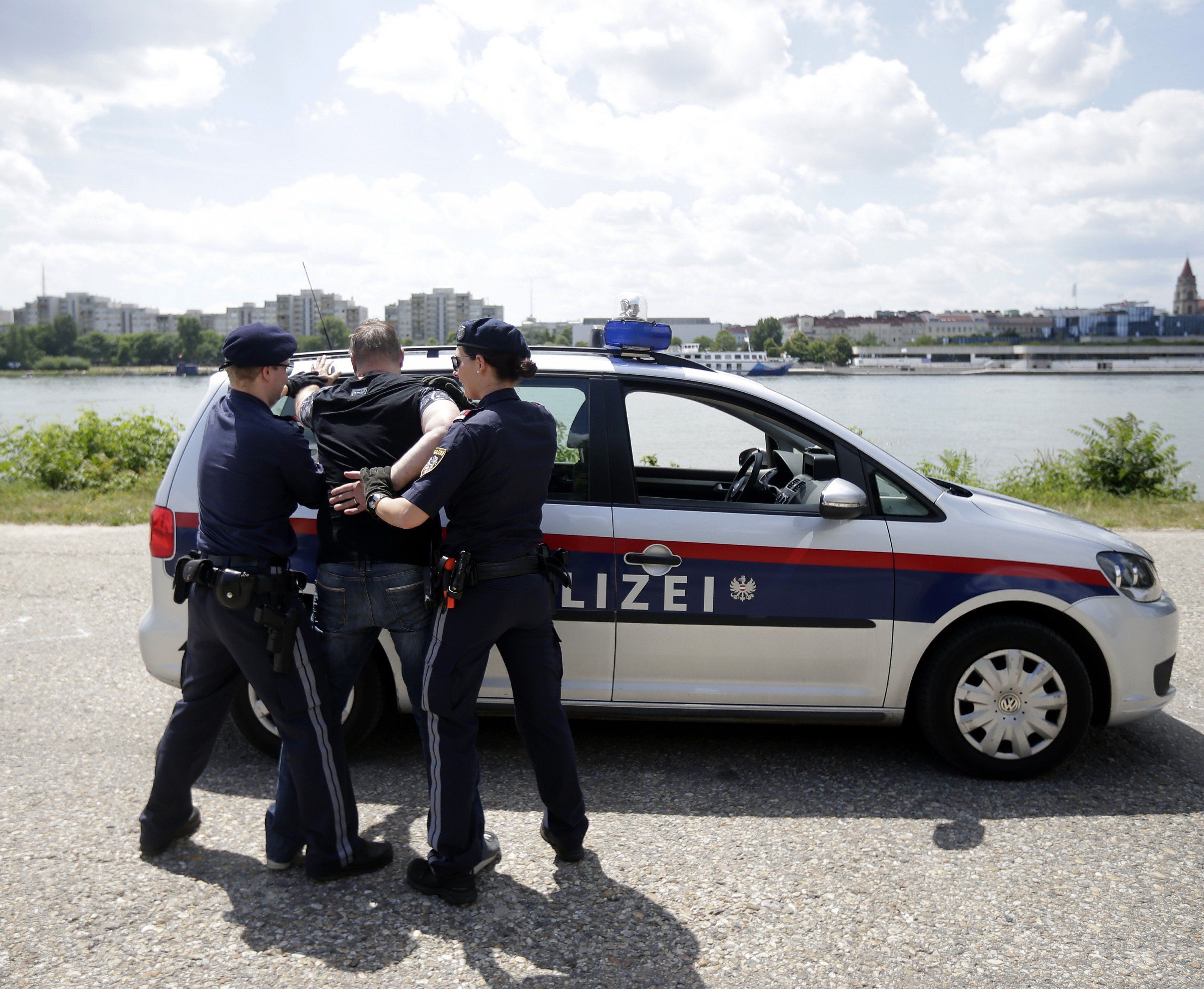 22 Personen wurden auf dem Donauinselplatz festgenommen. 22 Personen wurden auf dem Donauinselplatz festgenommen.