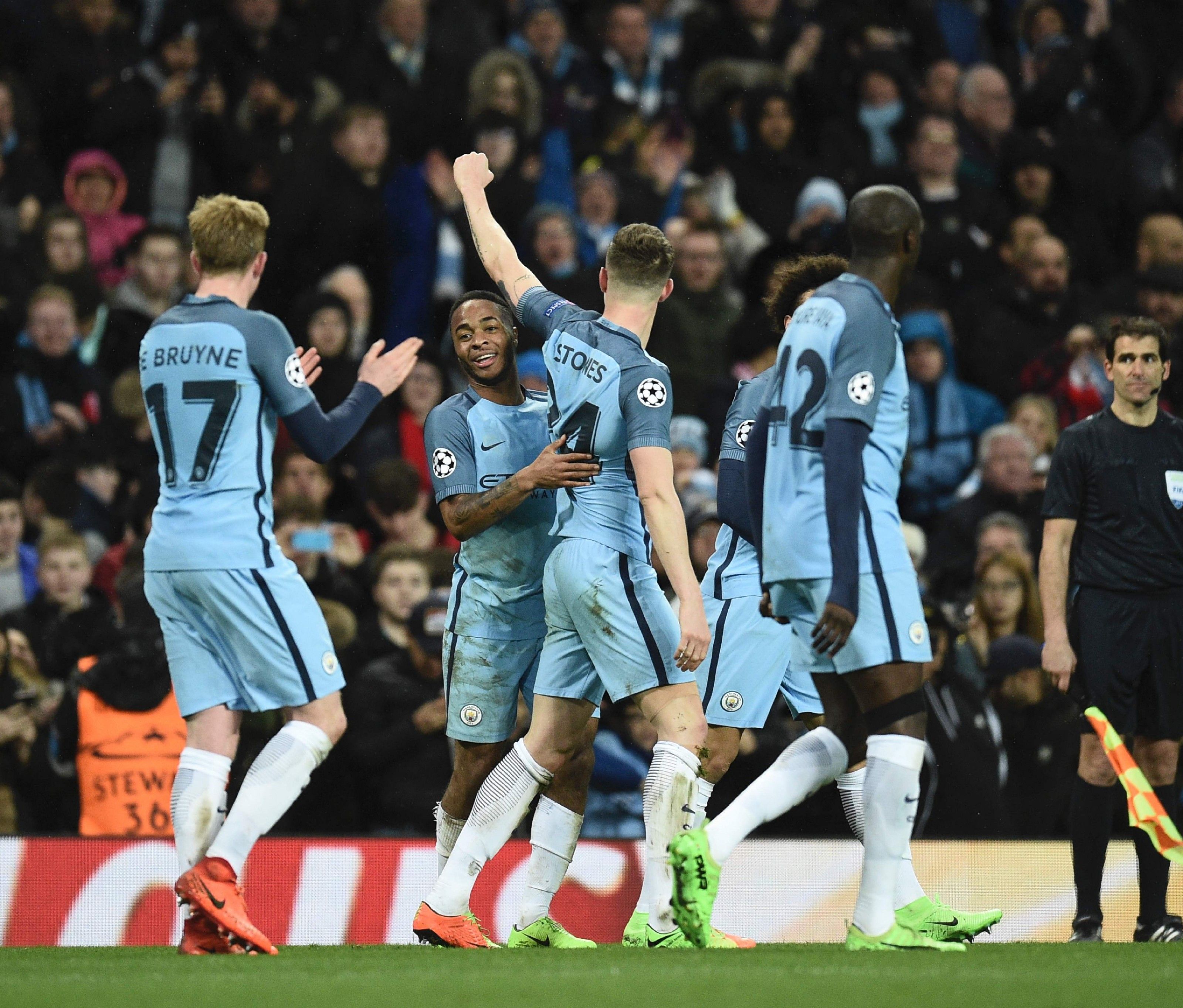 Manchester City musste lange kämpfen, bis der Sieg fixiert war. Manchester City musste lange kämpfen, bis der Sieg fixiert war.