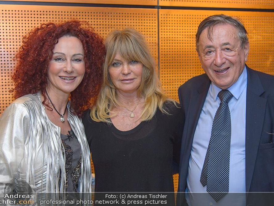 Goldie Hawn landete am Dienstag in Wien und wurde von Richard Lugner empfangen.