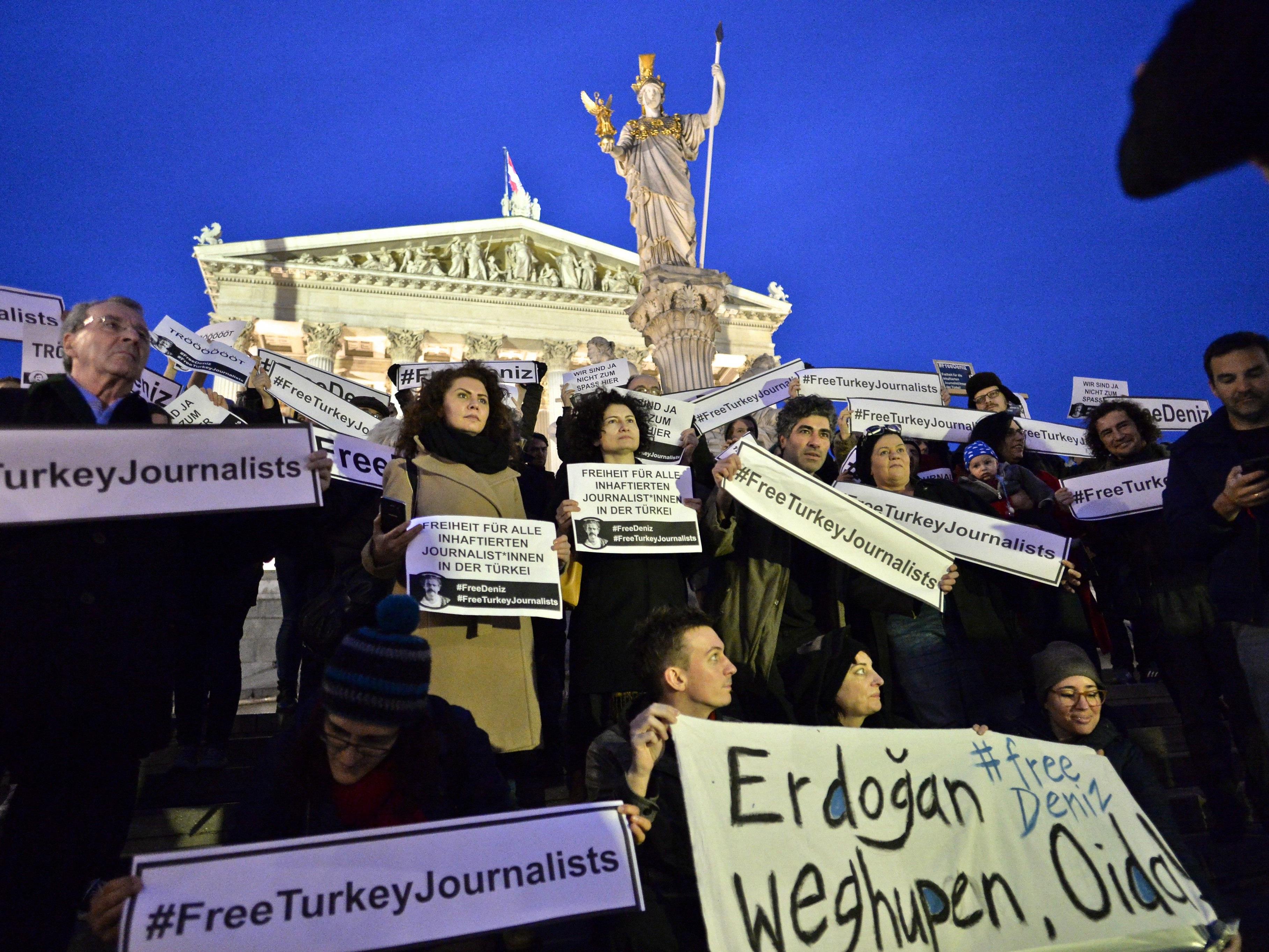 Proteste zur Inhaftierung von Deniz Yücel in Wien