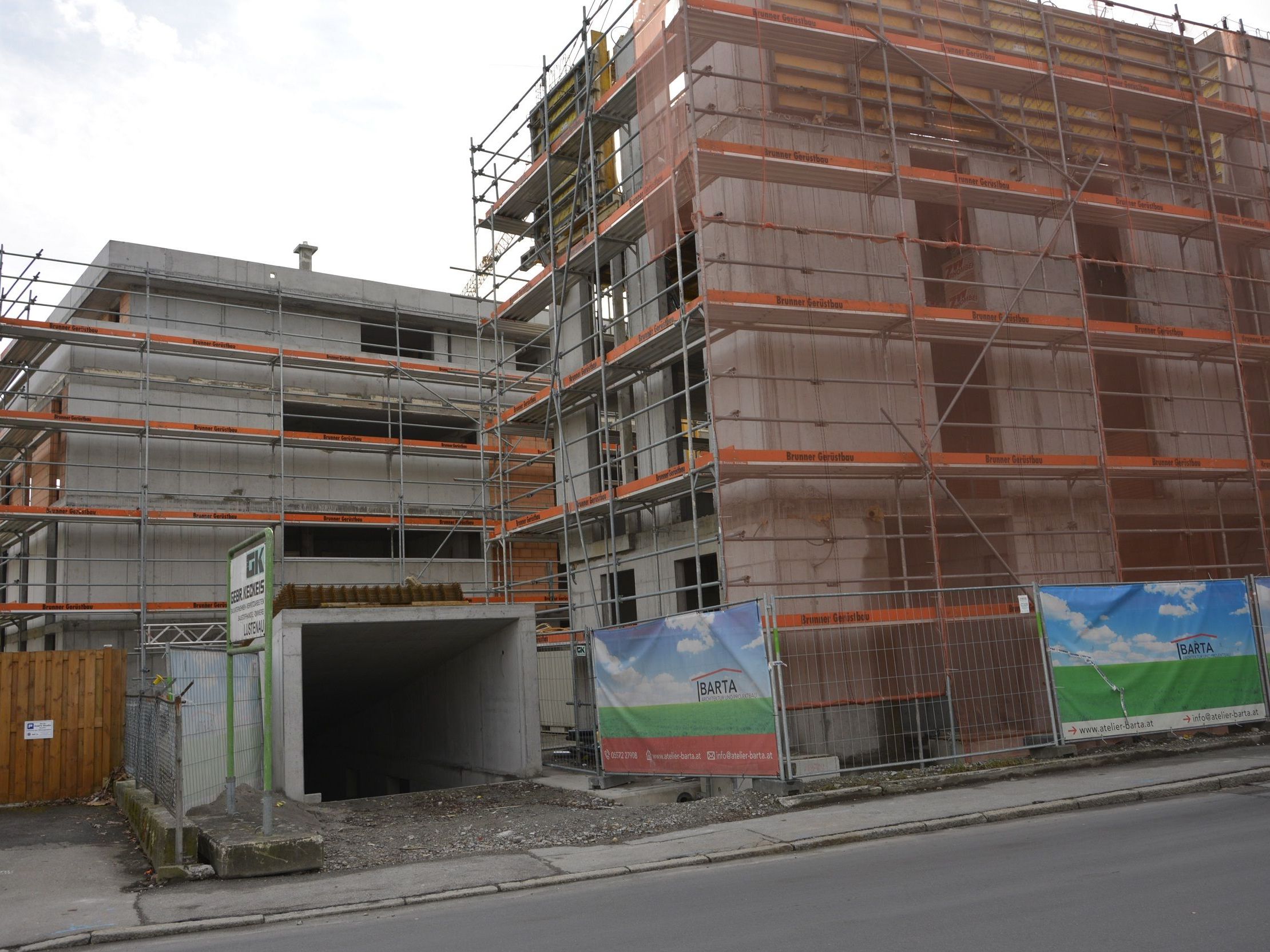 Die Kleinwohnanlage an der Pontenstraße ist im Rohbau fertiggestellt. Die Kleinwohnanlage an der Pontenstraße ist im Rohbau fertiggestellt.