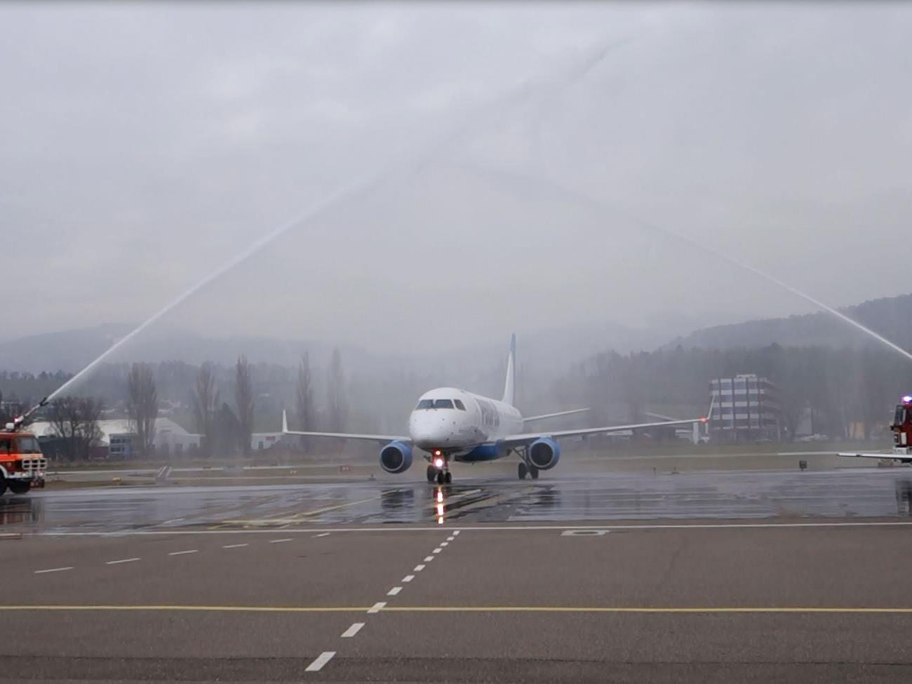 Das neue Flugzeug wurde traditionell mit einer Wasserfontäne begrüßt.
