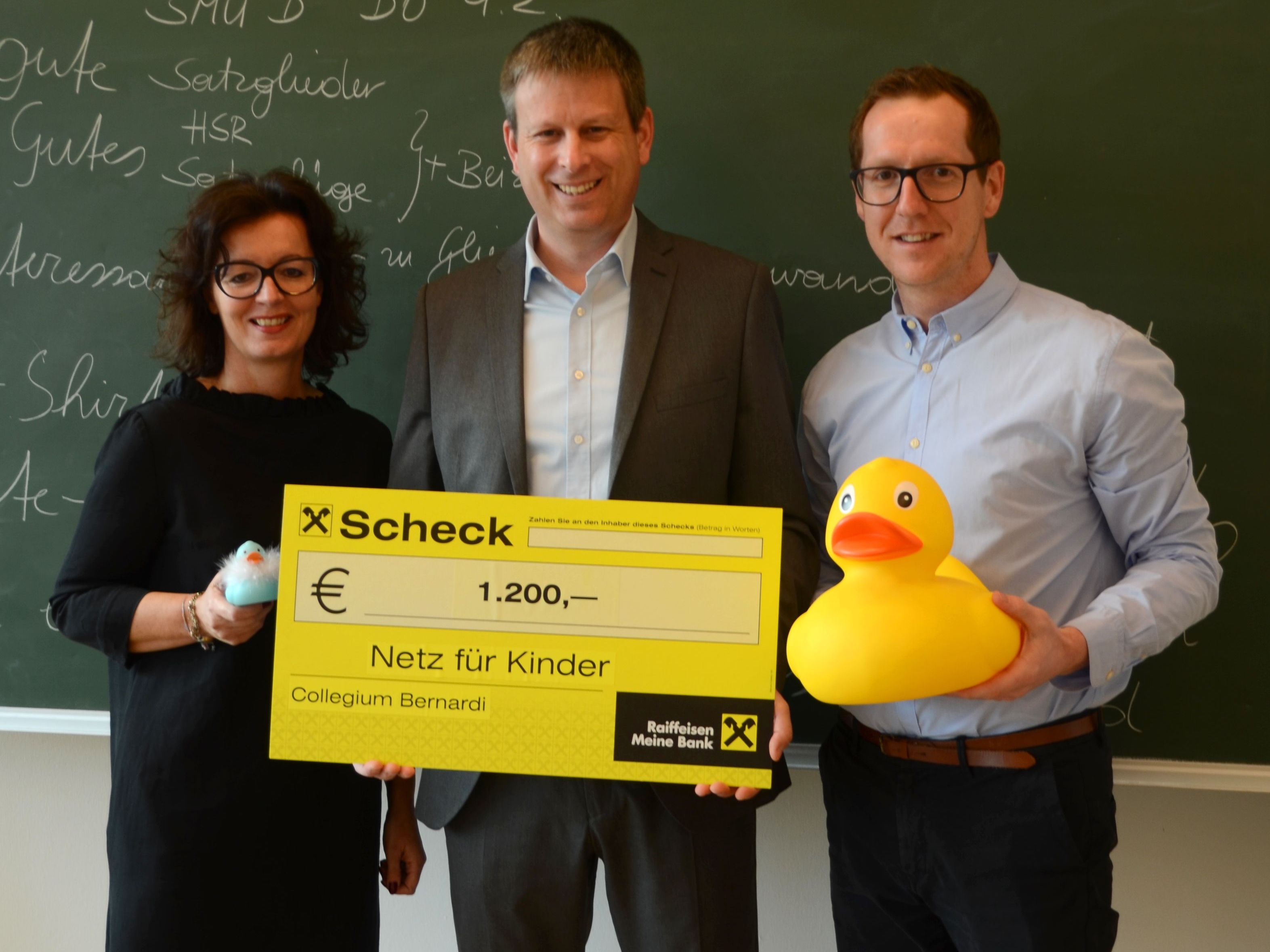 Conny Amann (Netz für Kinder), Direktor Christian Kusche (Collegium Bernardi) und Förderkreismitglied Martin Dechant (Netz für Kinder) Conny Amann (Netz für Kinder), Direktor Christian Kusche (Collegium Bernardi) und Förderkreismitglied Martin Dechant (Netz für Kinder)