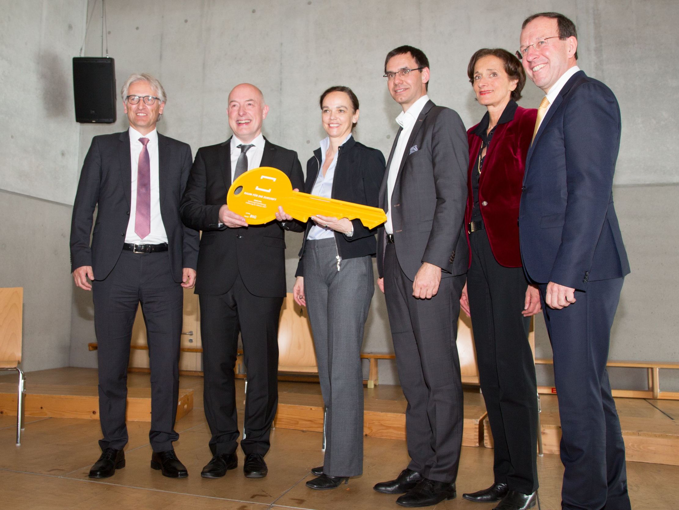 Bgm. Paul Sutterlüty, Direktor Ariel Lang, Ministerin Sonja Hammerschmid, LH Markus Wallner, LR Bernadette Mennel und BIG-GF Wolfgang Gleissner bei der Schlüsselübergabe. Bgm. Paul Sutterlüty, Direktor Ariel Lang, Ministerin Sonja Hammerschmid, LH Markus Wallner, LR Bernadette Mennel und BIG-GF Wolfgang Gleissner bei der Schlüsselübergabe.