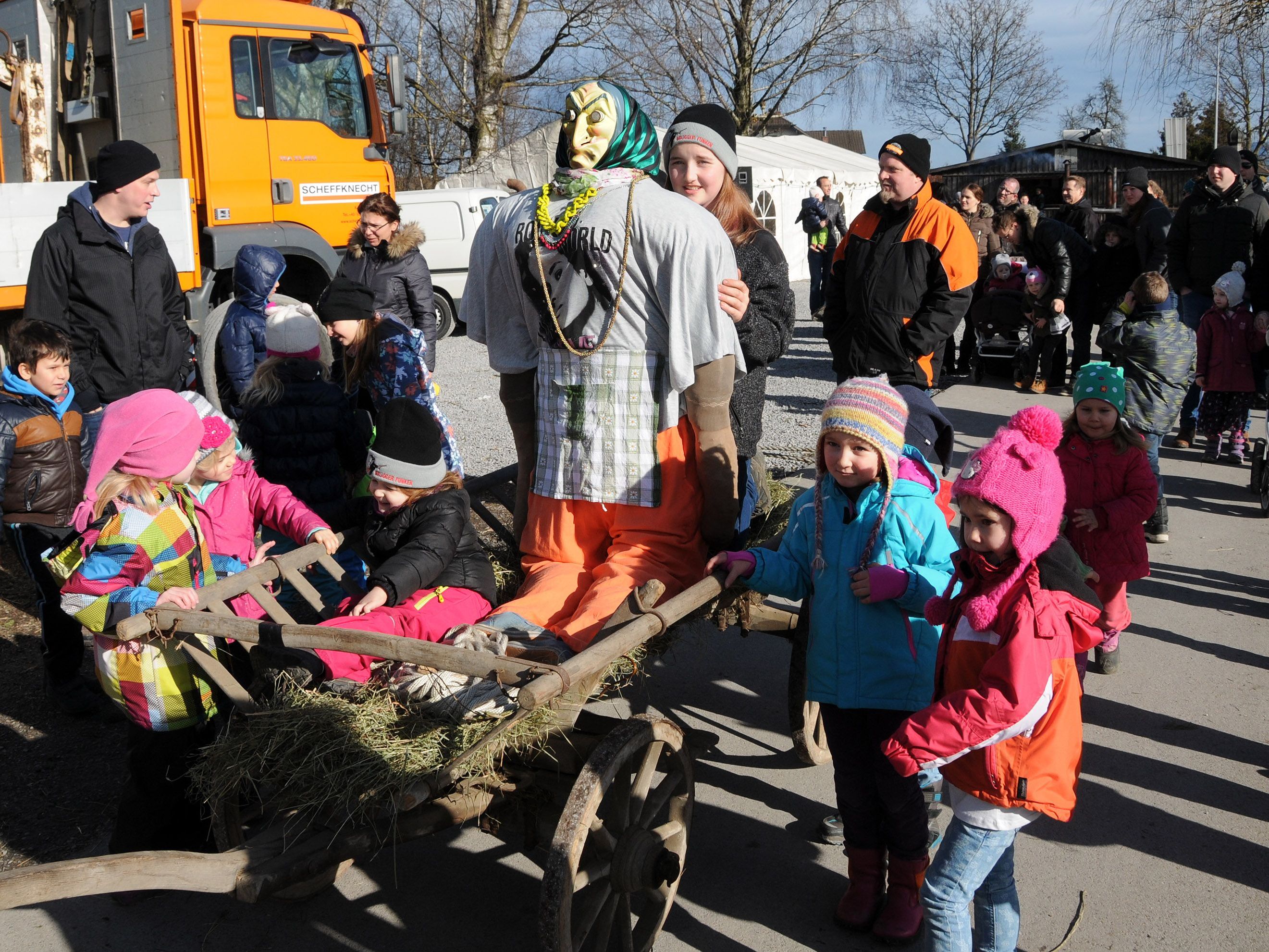 Am Sonntag Vormittag wird die Brugger Hexe zum Funken geführt Am Sonntag Vormittag wird die Brugger Hexe zum Funken geführt