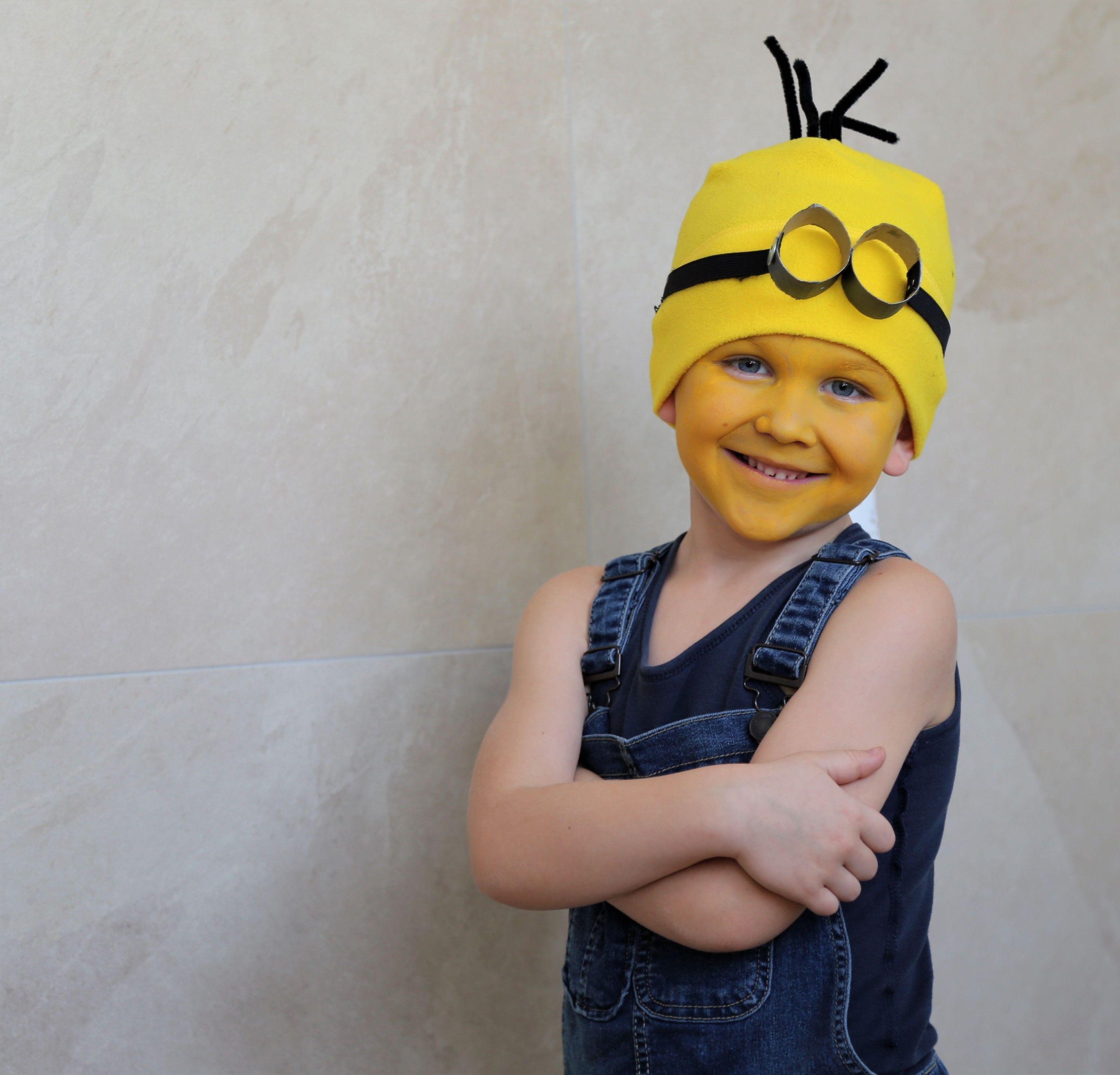 Mit strahlend gelbem Gesicht ist der Minion-Look perfekt. Mit strahlend gelbem Gesicht ist der Minion-Look perfekt.