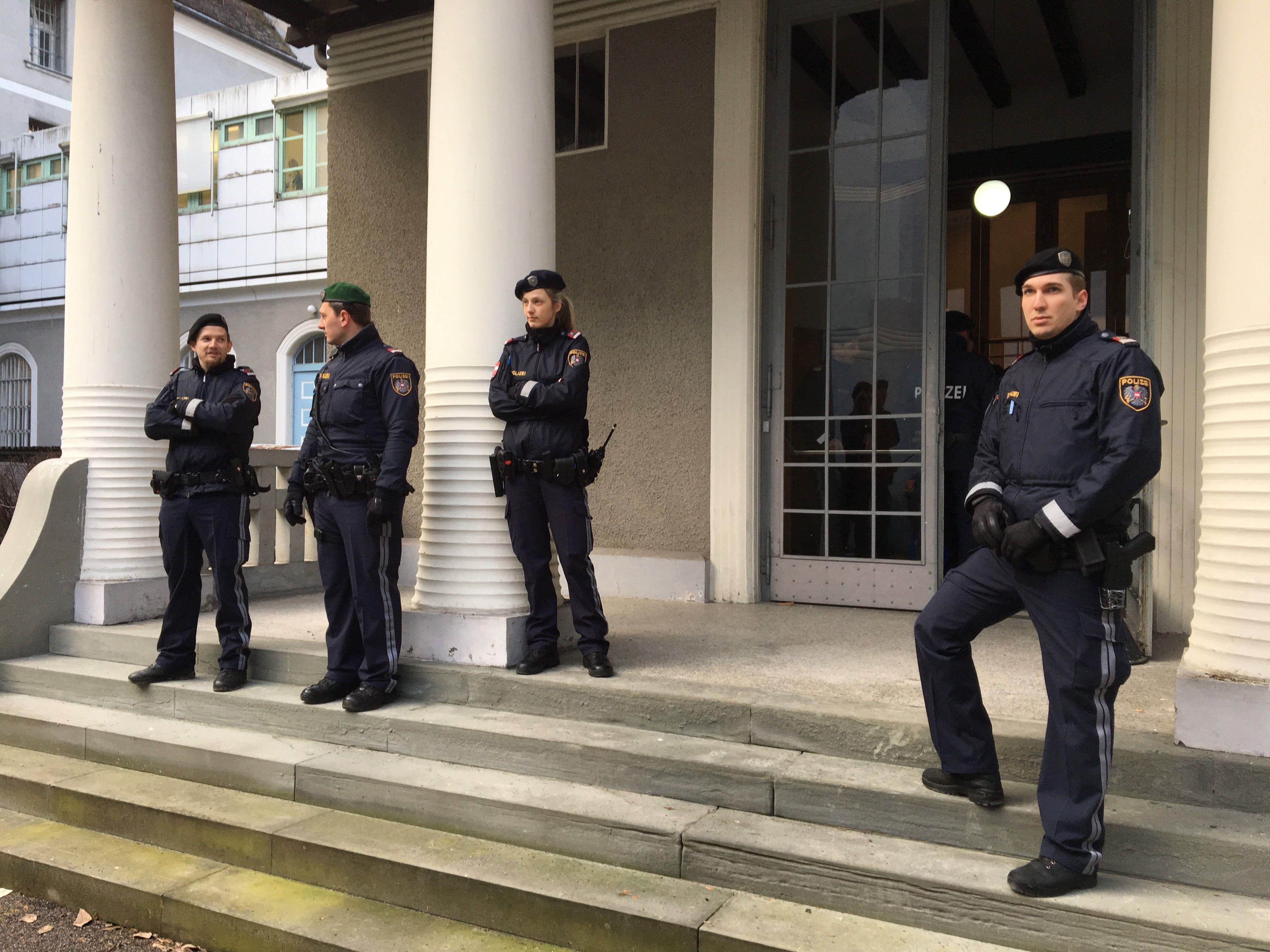 Polizeischutz vor dem Landesgericht Feldkirch.